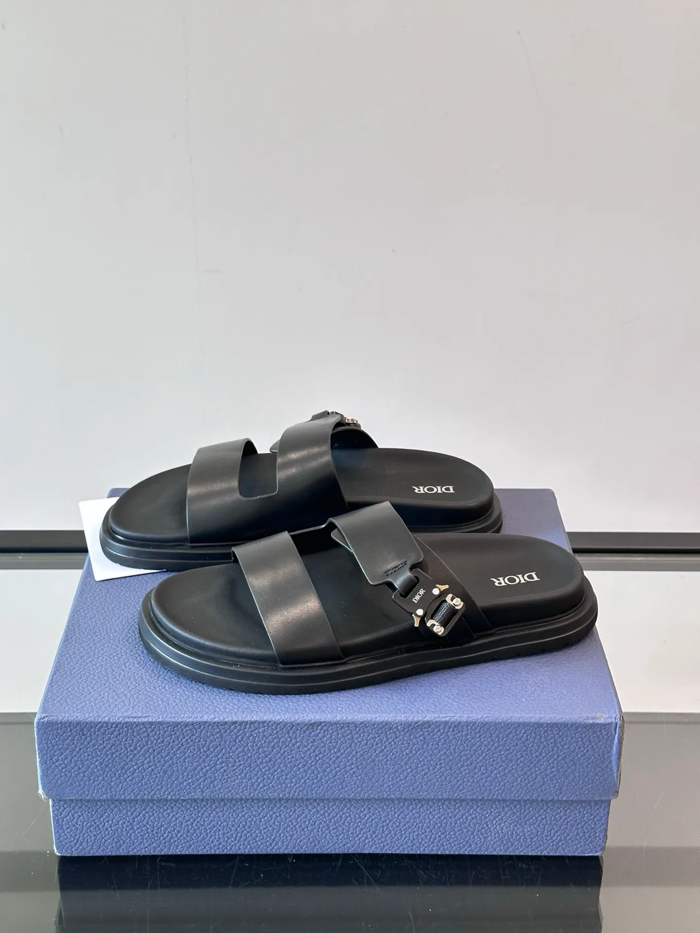 Factory price: 300💰Dior Aqua men's sandals and slippers. Showcasing Dior haute couture design. The Dior gray suede strap is accented with an aluminum Dior buckle for added style. Paired with a comfortable tonal notch sole, they pair easily with shorts or jeans for a sophisticated look. Main body: suede cow leather, technical fabric lining: cow leather, with adjustable straps, aluminum Dior buckle, Dior gray EVA insole, tonal notch rubber outsole splicing structure👌👌 size: 38-44 (45.46 customized)